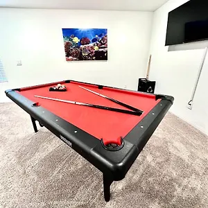  Holiday home Spacious House, 5 Bedrooms, Sleeps 12, Near Vegas Strip And Airport United States